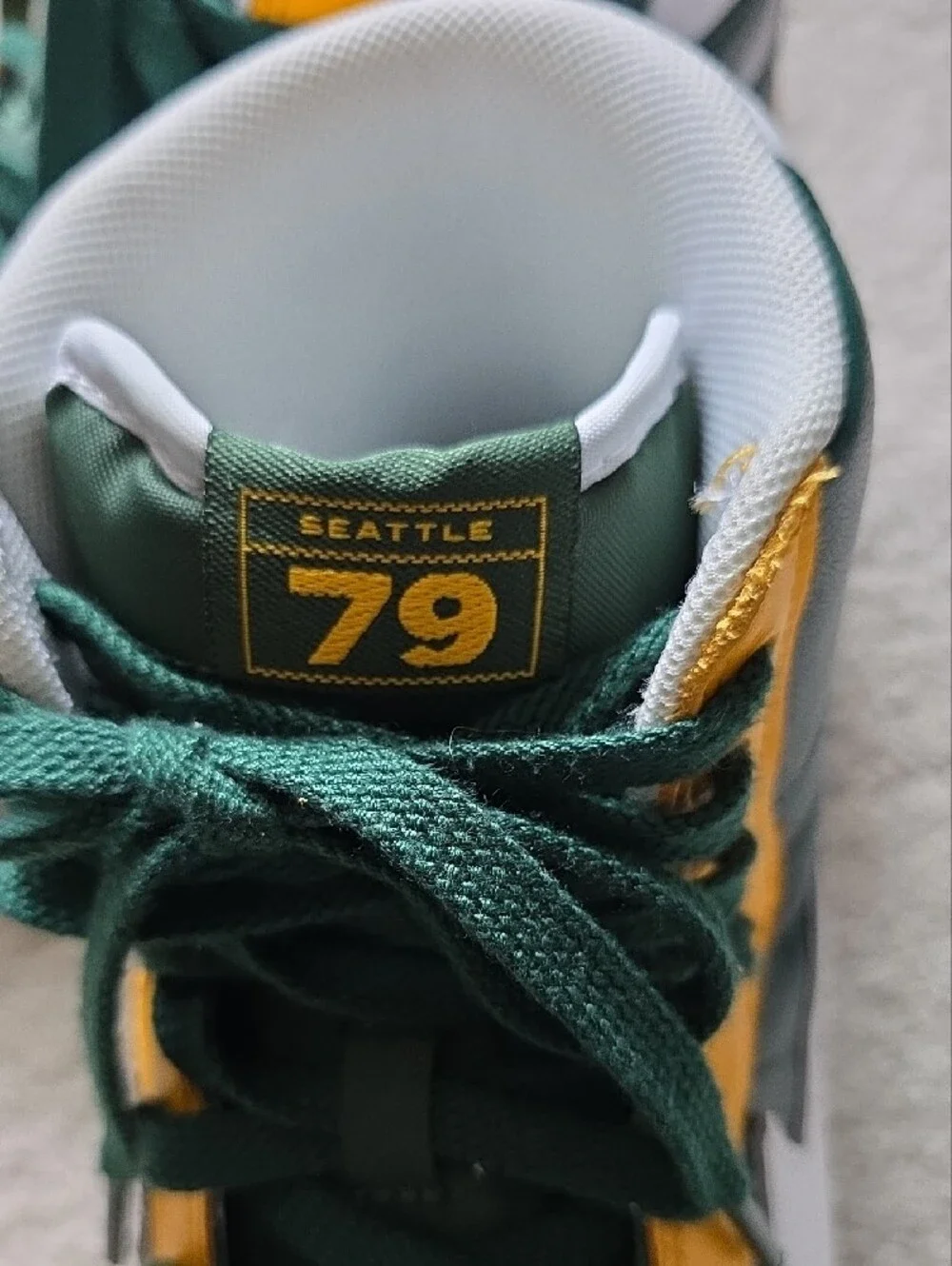 Nike Seattle 79 -Top Sneakers in Green & Yellow, Mens Size 9.5